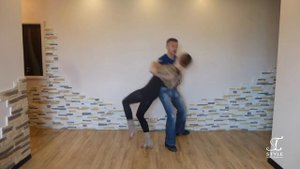 Хастл - Нуэво Поддержка - "укладывание партнерши на бок партнера"