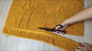 РАЗРЕЗАЛА СТАРОЕ ПОЛОТЕНЦЕ И СДЕЛАЛА КОВРИК ДЛЯ ВАННОЙ.