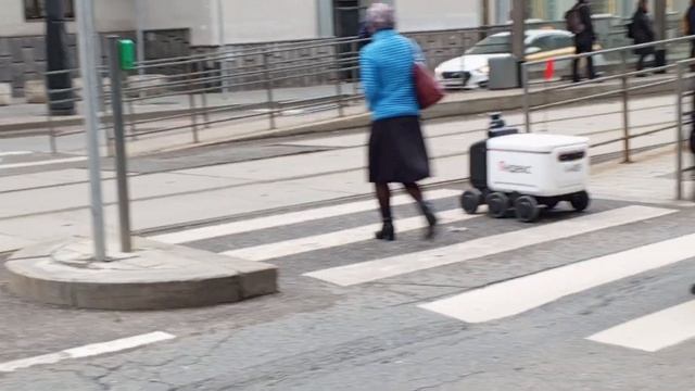 Яндекс доставка. Робот милашка по имени Ровер смотреть онлайн