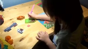 Вика собирает первую алмазную мозаику