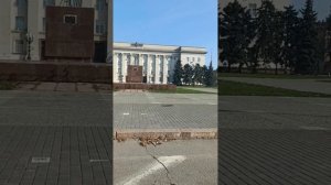 Кто то снял флаг России со здания правительства в Херсоне