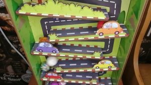 Деревянный трек лабиринт с разноцветными шариками.mp4