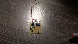 Мигающие стопы на BTS443P и NE555
