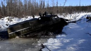 вездеход проезжает через брод