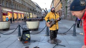 Уличный музыкант красиво спел и сыграл песню «Брод» группы «Аквариум»