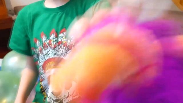 Развлекаемся в бассейне с шарикамиРазвлекаемся в бассейне с шариками смотреть онлайн