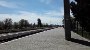 Утренняя движуха на станции "Нижнегорская" Пригородные, пассажирский и грузовой поезда.