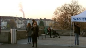 Scientology Basel beim Aufbau ihres Standes bei der Mittleren Brücke - 31. Oktober 2015