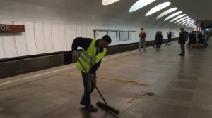 Как убираются в московском метро