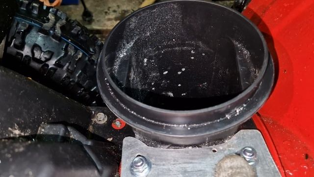 Снегоуборщик  MTD  me 61 треснут пластик на снегом выбрасывателя