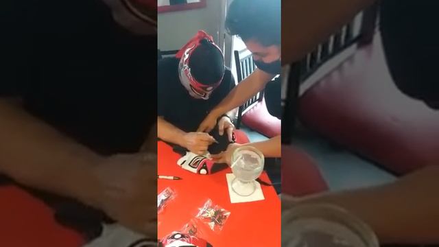 Octagon firmando mascara a Luis Perea Reza.