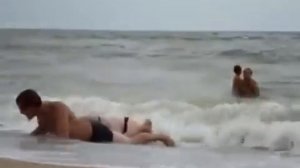 Пьяная баба не может вылезти из моря * Drunk mermaid