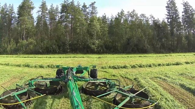 Agronic WRT 900 + Valtra Новый прицепной валкообразователь смотреть онлайн