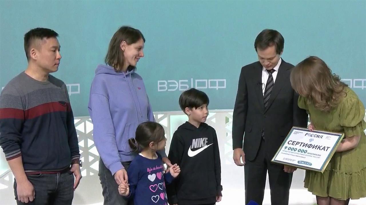 Девятимиллионный посетитель выставки "Россия" на ВДНХ выиграл поездку на Байкал