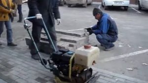 Работа виброплиты по уплотнению брусчатки
