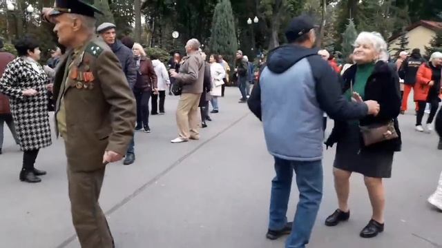 А первое слово дороже второго!!!Танцы в парке Горького!!!Харьков 2021 смотреть онлайн