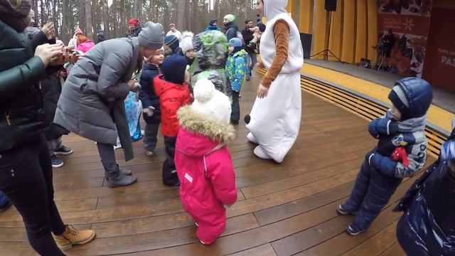 ПАРК РАЗДОЛЬЕ: Холодное сердце! Олаф, Эльза и Анна. Прогулка по парку.