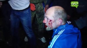 Во время сноса памятника Ленину, неизвестные жестоко избили мужчину и ставили его на колени.