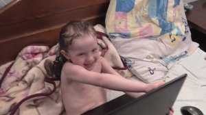 Младшая дочка со старым нерабочим ноутбуком )))