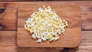 Салат с курицей черносливом, сыром и грецким орехом