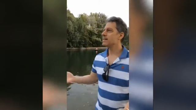 В гостях дома у Майкла Бома смотреть онлайн