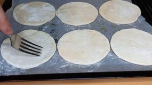 У вас есть Слоёное тесто/ Приготовьте этот супер вкусный рецепт!Мини-Пицца!