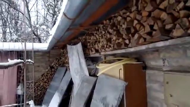Дачная дровница с сухими дровами зимой смотреть онлайн