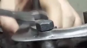 Как выкрутить болт с отломленной головкой
