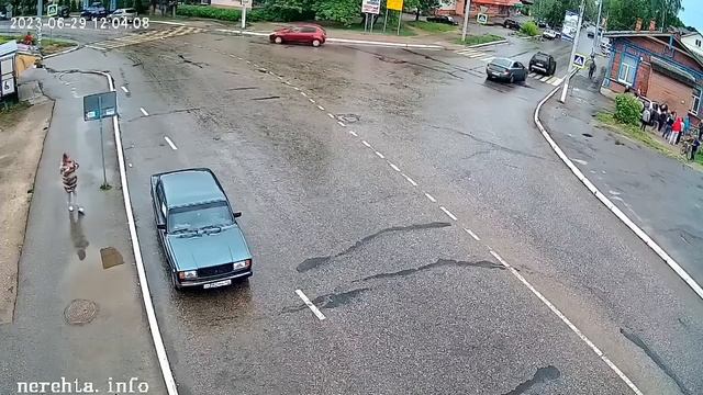 Пьяный водитель сбил девушку на тротуаре в Нерехте (29 июня 2023 года) смотреть онлайн