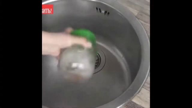 Как быстро почистить вареное яйцо? смотреть онлайн