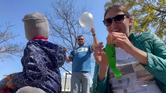 Развивающее видео-Воздушные шарики. Учим цвета. Лопаем шары. смотреть онлайн