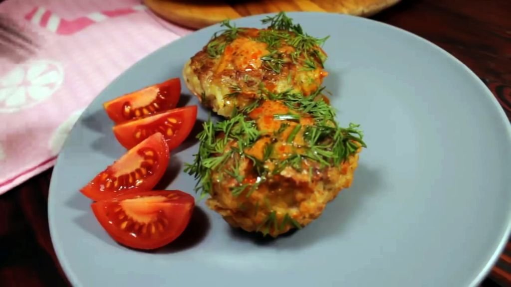 Тефтели с подливой. Беру Фарш, картофель и луковицу. смотреть онлайн