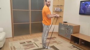 Сгибание рук на бицепс с резинкой
