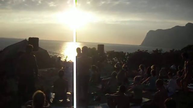 Медитация на берегу моря перед закатом смотреть онлайн