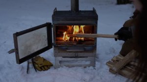 Интересная палатка Отличный одиночный кемпинг в сильный снегопад