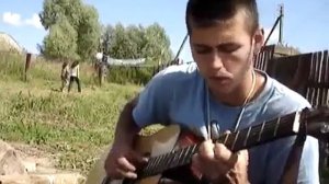 парень красиво поет под гитару