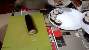 Как НАРЕЗАТЬ роллы и суши на кусочки. ЛЕГКО