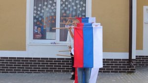 Танец с флагами под песню "Вперед Россия"