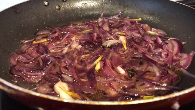 ХОТ-ДОГ С РЕБРАМИ И КАРАМЕЛИЗОВАННЫМ ЛУКОМ | Рецепт хот дога