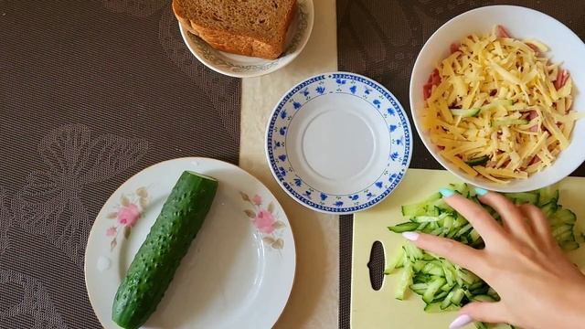 НА СКОРУЮ РУКУ,КОГДА ГОСТИ НА ПОРОГЕ. ВКУСНЫЙ САЛАТИК С СУХАРИКАМИ,КУКУРУЗОЙ И КОПЧЁНОЙ КОЛБАСКОЙ.