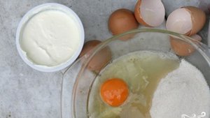 Пирог из слоеного теста с клубникой