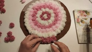 Смастерила очень нежный коврик из остатков пряжи. Покажу, что получилось