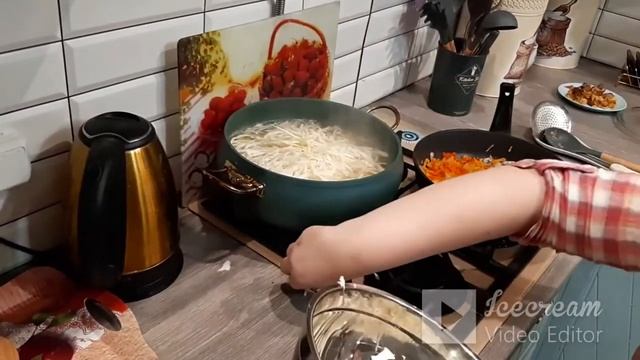 На улице метель,а у нас борщ и блинчики!!!!Наша помощница-блинница! смотреть онлайн