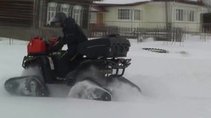 Квадроцикл на гусеницах, сельские мужики оценивают.