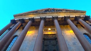 Вечерняя прогулка возле Исаакиевского собора в Санкт-Петербурге.