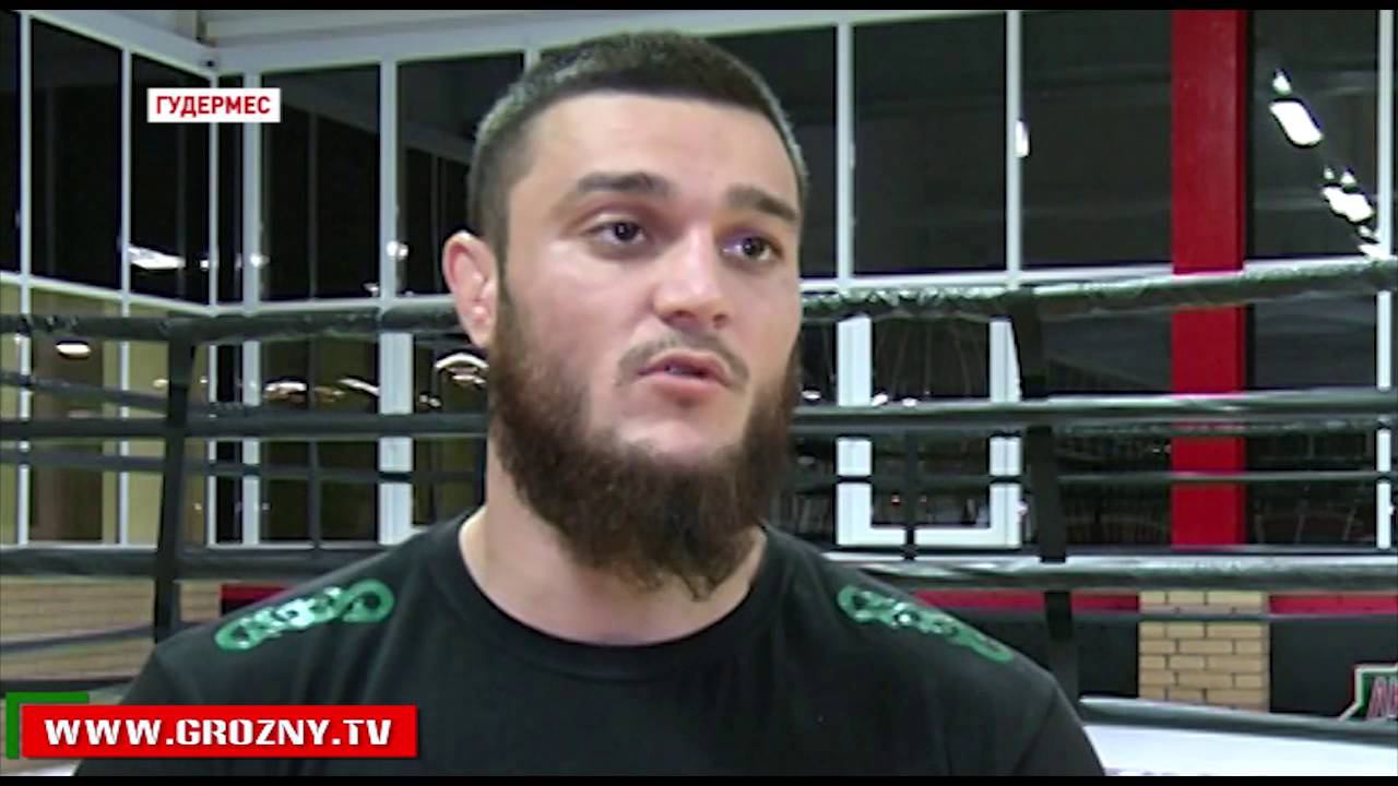 Национальная пятерка грозный. Чеченские 2016. Чеченские 2016. Бессмертный полк в грозном 2022. Ловзар чеченский 2016.