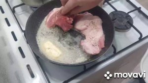 Стейк с розмарином на сковороде.