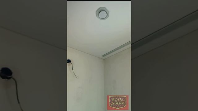 Установили натяжной потолок со светильниками в частном доме.Роял-двери.