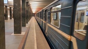 81-717.5М "Номерной" и 81-740 "Русич" на станции Преображенская площадь