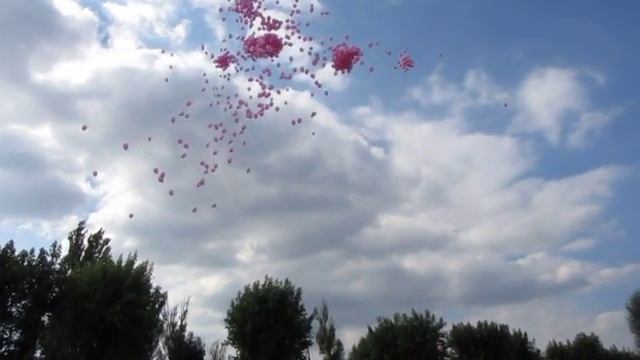 Запуск воздушных шаров в небо. 1000 розовых шариков с гелием смотреть онлайн